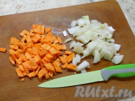 Репчатый лук и морковь очистить и нарезать маленькими кубиками.
