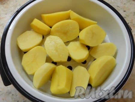 Картофель очистить, помыть, разрезать вдоль на 2 части. Выложить картофель в контейнер для готовки на пару и поместить его в мультиварку.