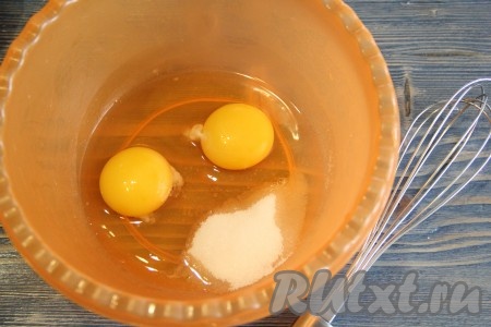 Яйца соединить с сахаром и солью.