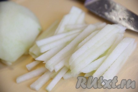 Яблоко очистить от кожуры и семян. Нарезать яблоко тонкой соломкой.