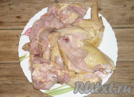 Вымыть курицу и разрезать на порционные кусочки. 
