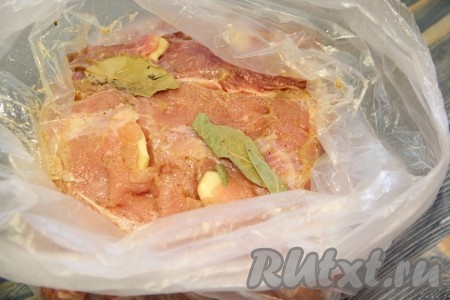 Переложить свинину в пакет или пищевую плёнку и убрать на ночь в холодильник.
