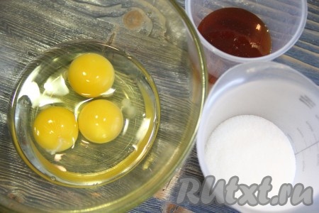 Для начала приготовить корж. Яйца соединить с сахаром и хорошо взбить миксером в течение 5 минут. Затем добавить мёд и ещё раз взбить до однородного состояния. Если мёд засахаренный или слишком густой, лучше разогреть его на водяной бане до жидкого состояния.