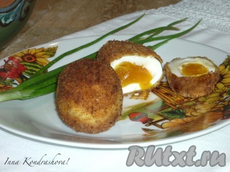Аппетитные, сытные, вкусные куриные яйца, приготовленные в панировке, выложить на бумажное полотенце, чтобы убрать лишний жир и подать сразу на стол. 