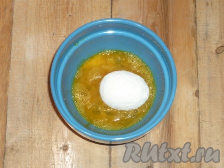 Затем поместить яйца в смесь яйца и соли.
