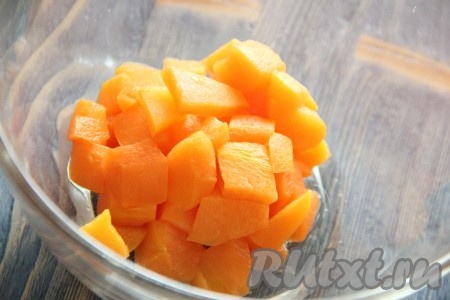 200 грамм очищенной тыквы (или очищенной морковки, или яблок) нарезать на кусочки и запечь при максимальной мощности микроволновки до мягкости (обычно на запекание требуется минут 5-7).