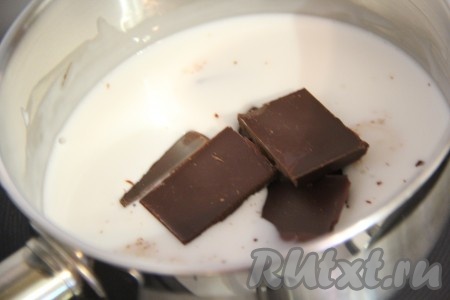 Приготовить ганаш. Сливки поставить на огонь и довести практически до кипения. Шоколад поломать на кусочки и добавить в горячие сливки. Хорошо перемешать, шоколад должен полностью раствориться в сливках. Затем хорошо охладить сливки.
