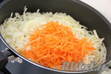 Затем добавить в сковороду лук и морковь, перемешать.