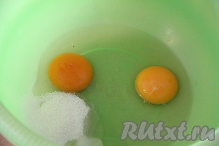 Для начала приготовим блины. Для этого в объёмной миске нужно соединить яйца, соль и сахар.
