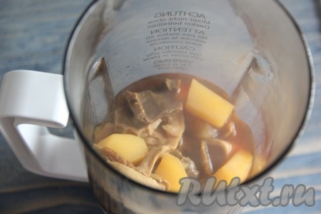 Снять грибной суп с огня, аккуратно переложить в чашу блендера. Я пюрирую суп небольшими порциями.
