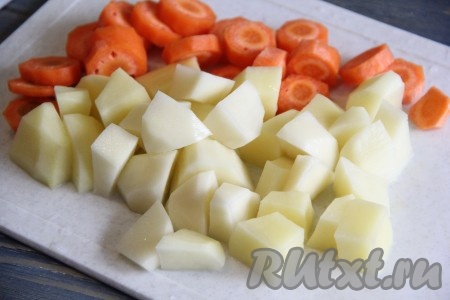  Картофель и морковь нарезать. Я нарезаю овощи не мелко.