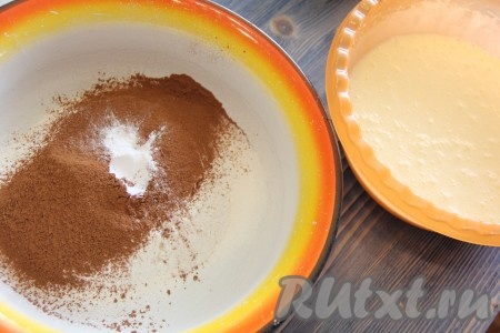 Добавить яичную массу в смесь муки, разрыхлителя и какао.