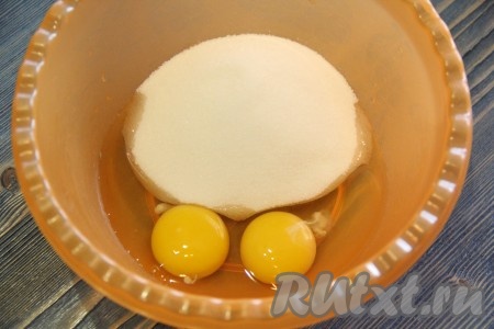 Два яйца разбить в миску и добавить к ним 180 грамм сахара.
