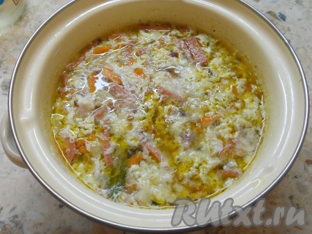 Кипятить на слабом огне 6-8 минут, после чего, постоянно помешивая суп, тонкой струйкой влить яйцо. Дать закипеть и выключить газ.
