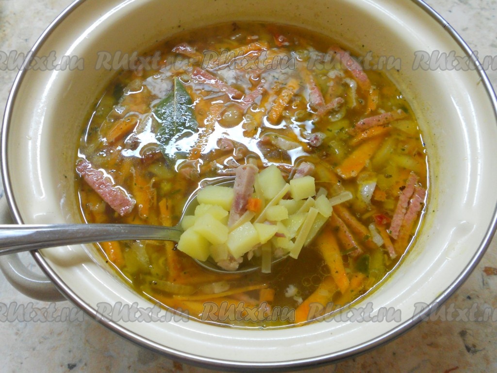 Суп с колбасой и макаронами: рецепт - Лайфхакер