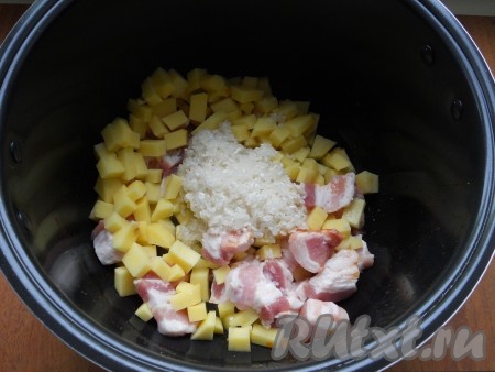 Овощи переложить в отдельную посуду, а в чашу мультиварки выложить мясо, картофель и промытый рис.