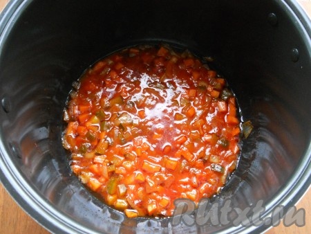 Добавить томатную пасту, влить огуречный рассол и готовить овощи при открытой крышке, периодически перемешивая, до окончания программы.
