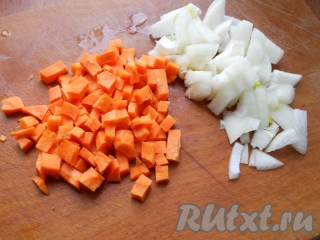 Лук репчатый и морковь очистить и нарезать маленькими кубиками.

