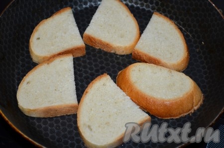 Батон нарезать на удобные для вас кусочки. Сковороду разогреть с минимальным количеством масла. Выложить кусочки хлеба на сковороду.