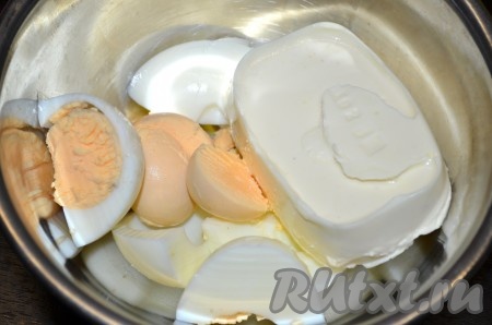 В миску сложить вареные яйца (я их разрезала на 4 части) и плавленный сыр. Размять вилкой.

