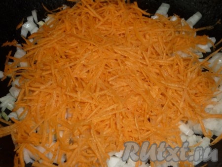 Для приготовления томатной заправки очищенные лук и морковь вымыть. Лук нарезать кубиками, морковь натереть на тёрке. Разогреть сковороду с растительным маслом и выложить овощи. 
