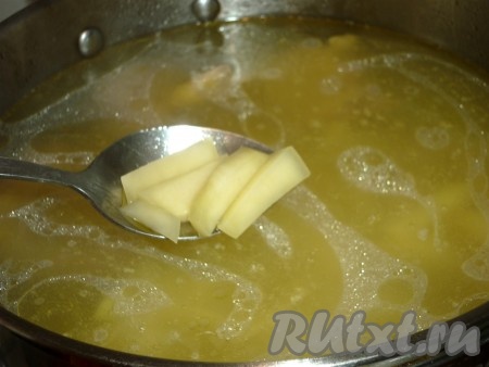 Выложить в кипящий бульон картошку и варить 5-10 минут. Добавить соль. 
