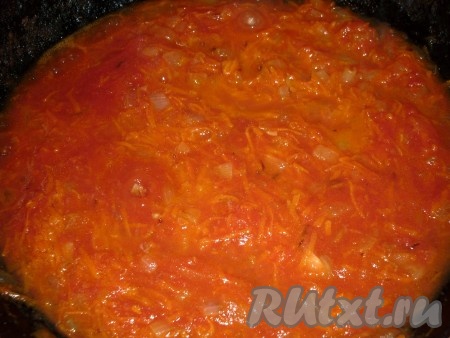 Помешивая, готовить до мягкости овощей, примерно 5-7 минут. Затем влить в заправку томатный сок. Если томат очень кислый, нужно добавить немного сахара. На небольшом огне выпарить практически всю жидкость, периодически помешивая. 
