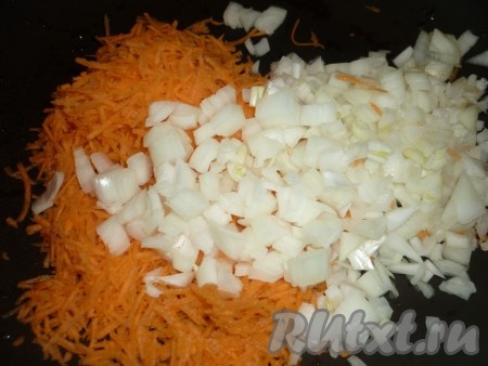 Очистить морковь и лук. Морковь натереть на тёрке, лук нарезать кубиками, выложить на разогретую с растительным маслом сковороду и обжарить до мягкости (минут 5-7), иногда помешивая. 
