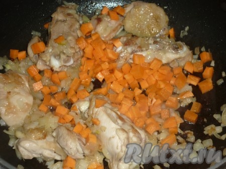 Затем добавить нарезанную кубиками морковь и готовить ещё пять минут, иногда перемешивая. Затем всыпать соль и приправу. 
