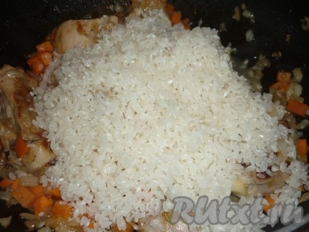 Рис хорошо промыть (до чистой воды), добавить к курице и овощам, разровнять ложкой. 
