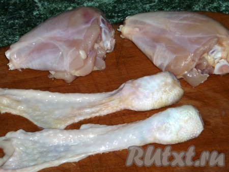 Аккуратно снять кожу с каждой куриной голени. Кость, практически у основания голени, отрубить. У нас получится "чулок" из кожи и кость с мясом. Отделить мякоть от кости и перекрутить на мясорубке.