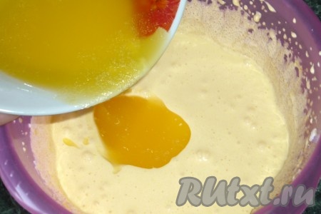 К яичным желткам добавить воду и сахар, взбить, затем влить слегка остывшее растопленное сливочное масло, перемешать. 
