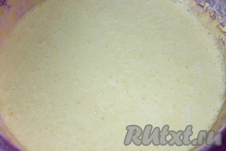 В смесь желтков и масла влить молоко, добавить муку и хорошо перемешать тесто. 