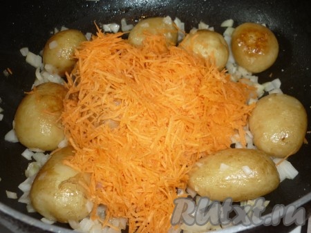 К обжаренной молодой картошке выложить морковку с луком, перемешать и обжаривать, периодически помешивая, минут 5-6 (до мягкости моркови). 