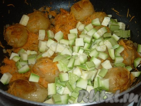 Если кабачок молодой, шкурку можно не снимать. Кабачок нарезать кубиками и добавить его к обжаренному картофелю, морковке и луку, поперчить и посолить по вкусу, перемешать. 
