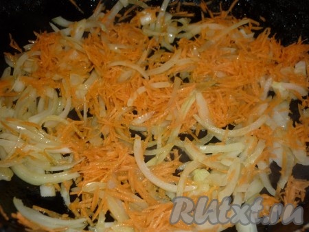 Лук и морковь очистить, помыть. Лук нарезать полукольцами, морковь натереть на терке. Обжарить овощи на растительном масле, помешивая, 5 минут, затем влить томатный сок и готовить ещё 3-4 минуты. Посолить по вкусу. 