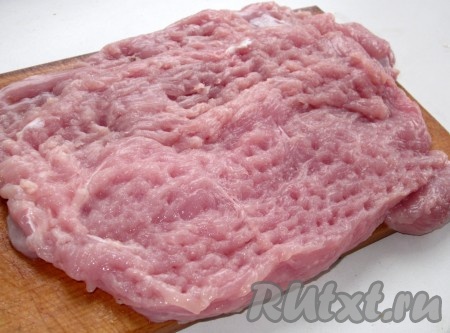 Мясо накрыть пищевой плёнкой и слегка отбить молоточком.
