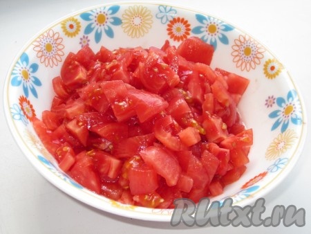 Нарезать помидоры, очищенные от кожуры, кубиками.
