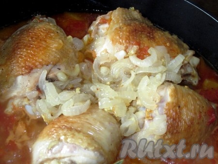 К курице с помидорами и перцем выложить чесночно-луковую массу, перемешать и тушить чахохбили ещё минут 15.
