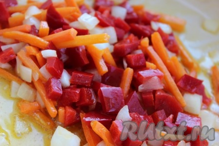 Далее в сковороду выложить кусочки болгарского перца, хорошо перемешать. Обжаривать овощи ещё в течение 3-4 минут, иногда помешивая.