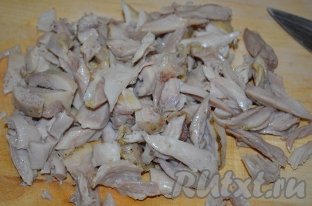 Вареное мясо курицы нарезать на кусочки.
