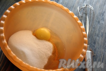 В отдельной миске соединить яйца с сахаром и ванильным сахаром.
