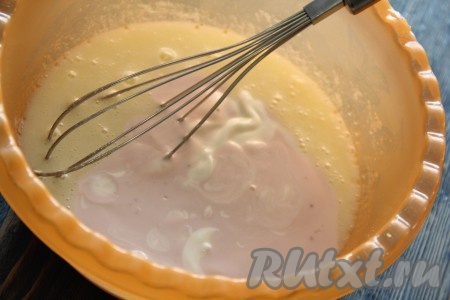 В яично-масляную смесь влить кефир или йогурт.
