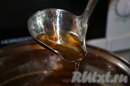 Поставить на минимальный огонь и варить одуванчиковый мед, иногда помешивая, 30-45 минут. Мёд должен получиться средней густоты (если он будет жидким, то может прокиснуть, а если очень густым - закристаллизоваться).
