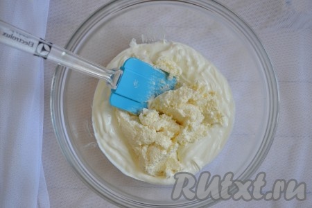 В отдельной миске с помощью блендера или миксера взбиваем подтаявшее сливочное масло и сахар. Выкладываем в миску к сметане. Добавляем щепотку соли и яйцо, тщательно перемешиваем. Масса должна получиться однородной.