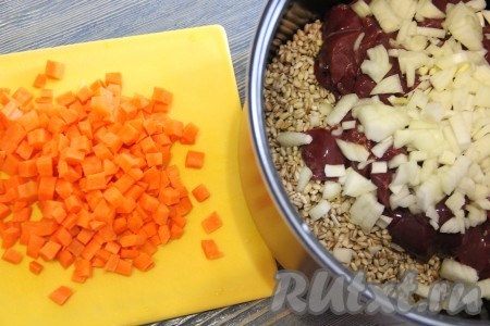 Добавить измельченный лук в чашу. Морковь нарезать на кубики или брусочки. Можно натереть морковь на крупной тёрке.
