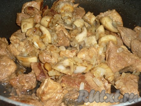 Когда свинина протушится (минут через 20-25), добавить обжаренные грибы с луком. 
