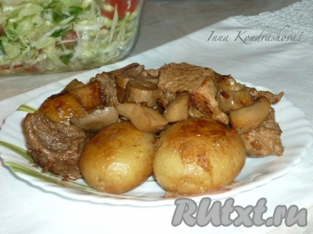 Подавать нежнейшую свинину, тушеную с аппетитной картошкой и сочными грибами, в горячем виде, разложив по порционным тарелкам. Блюдо прекрасно сочетается со свежим салатом. 
