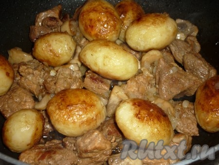 К мясу и грибам выложить картофель, посолить, поперчить по вкусу, добавить лавровый лист. 
