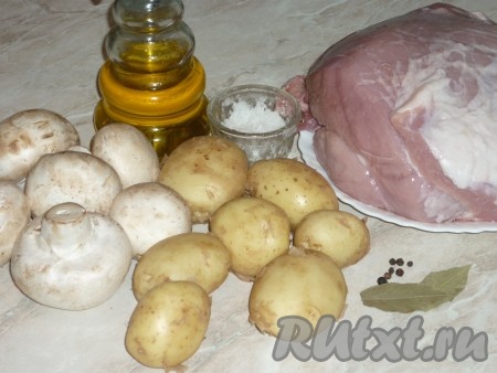 Ингредиенты для приготовления свинины, тушеной с картошкой и грибами